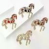 Broches de Cavalo Esmaltados com Pedrarias Vintage Versáteis Pins de Lapela de Animal Acessórios de Joias para Roupas Presentes de Ano Novo