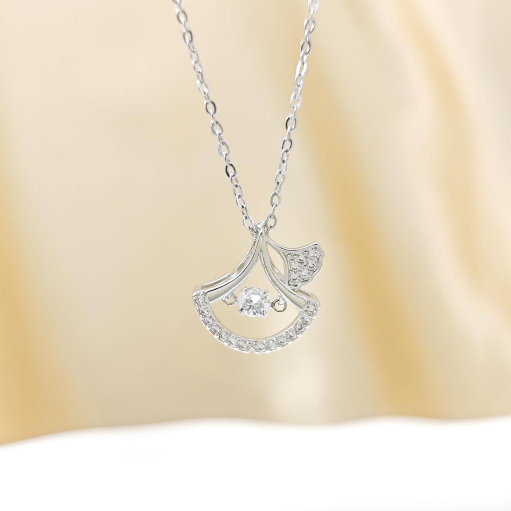 Women's Ginkgo Leaf Pendant Necklace - Elegant Light Luxury Clavicle Chain Accessory