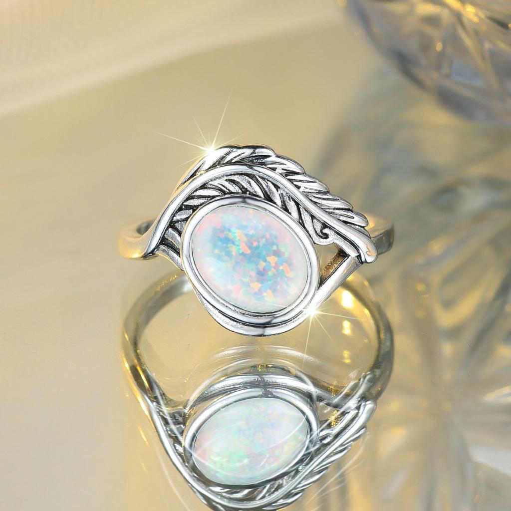 Vintage Feather Opal Ring European and American vintage-style oval opal ring