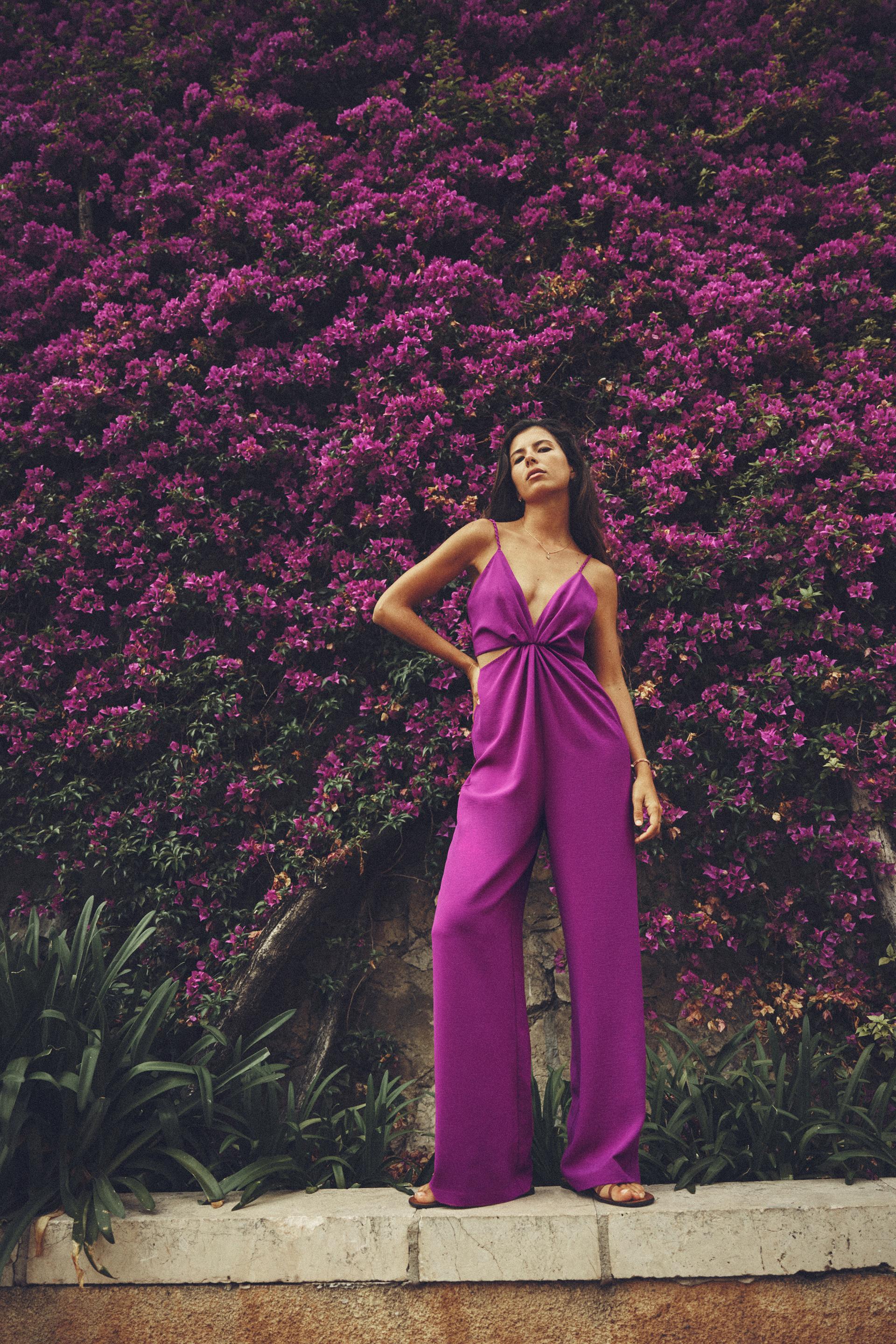 

КОМБИНЕЗОН С ЗАВЯЗАННЫМ ВЫРЕЗОМ