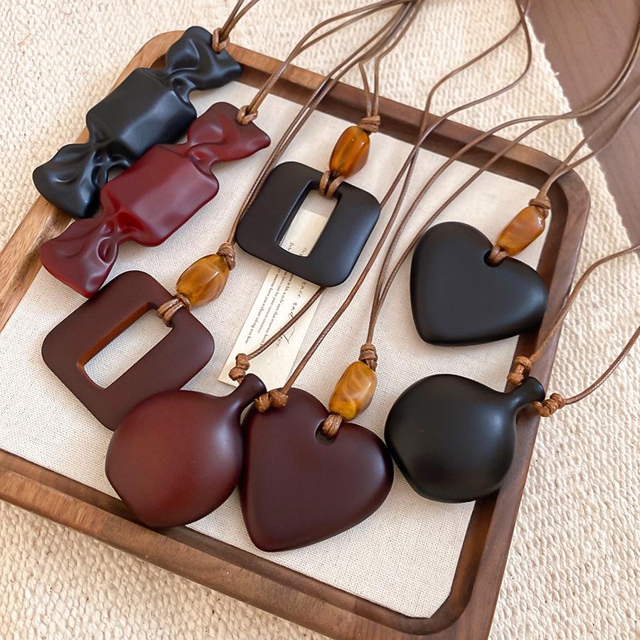 Artistic Retro Resin Heart Necklace: Simple, Fashionable, Versatile Sweater Chain with a High-Class Feel.