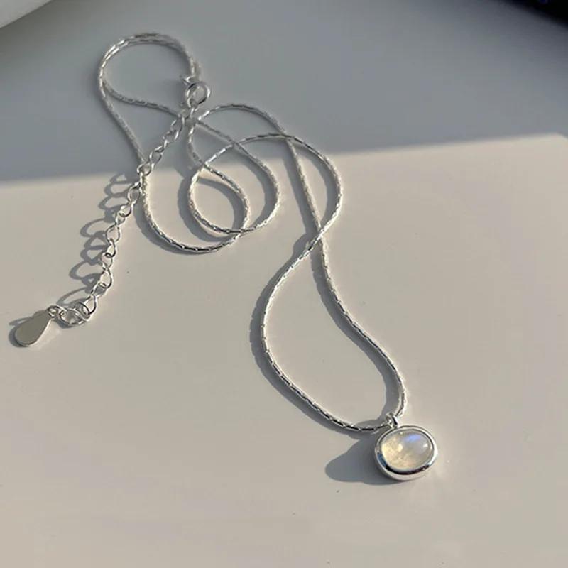 

GUFTM Fashion Snake Chain White Round Moonstone Pendant Necklaces for Women Luxury Temperament Clavicle Chain Necklace Jewelry