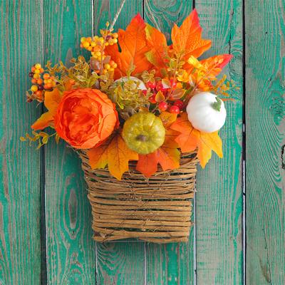 Decoración de festival de la cosecha calabaza Cesta de flores, guirnalda para puerta principal, corona de decoración de otoño con hoja de arce, decoración de cesta de bambú