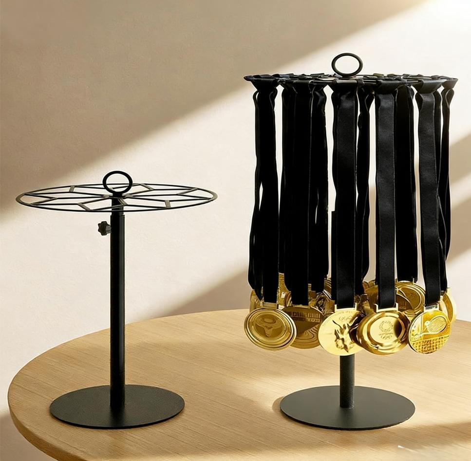 Für Sportmedaillen-Ausstellungsständer Hergestellt aus Kohlenstoffstahl Schwarze Oberfläche 360° Drehung Ausziehbarer Ständer für Schreibtisch oder Regal