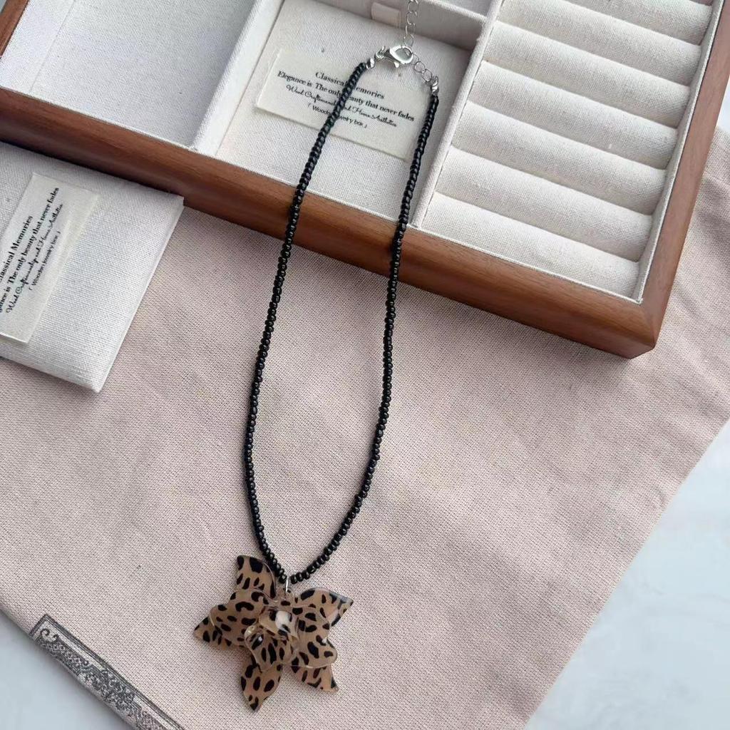Elegante Retro-Leopardenmuster-Blumen-Anhänger-Halskette für Damen - Herbst/Winter Lange Kette Leichter Luxus-Schmuck