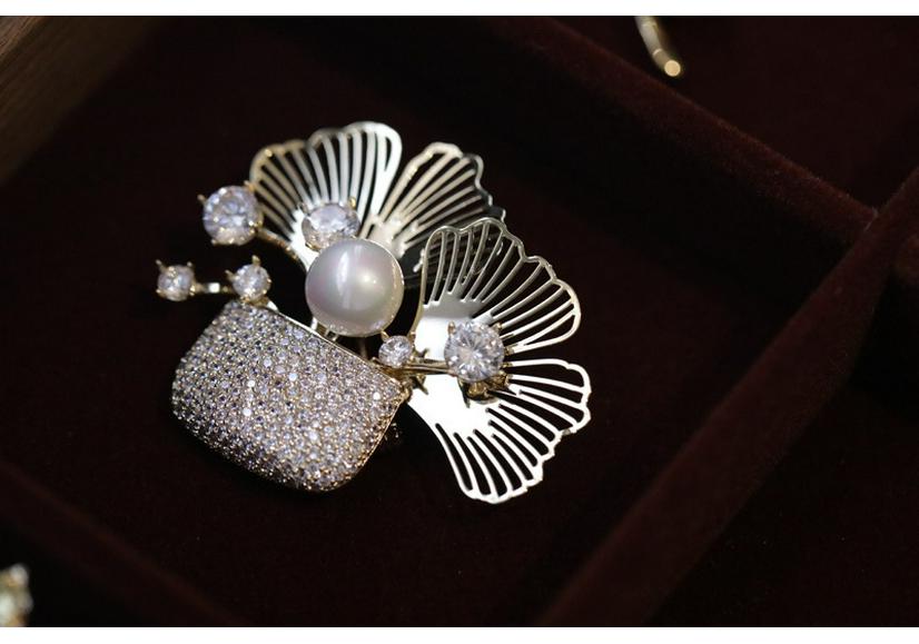 Ginkgo Leaf Pearl Brooch - Elegant Light Luxury Suit Accessory