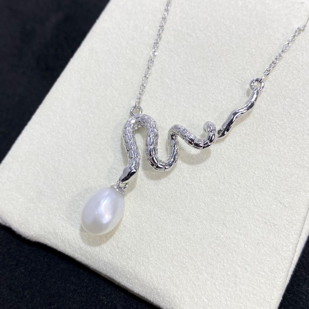 New Minimalist Ins Snake Shaped Pendant with A Cool and Luxurious Feel, Featuring A Small Bead Necklace for Women
