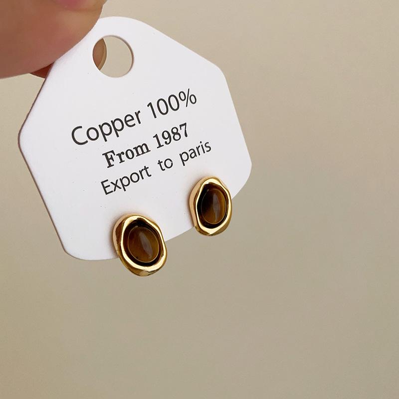 Elegant Retro Tiger Eye Metal Stud Earrings for Women - Versatile and High-End Jewelry
