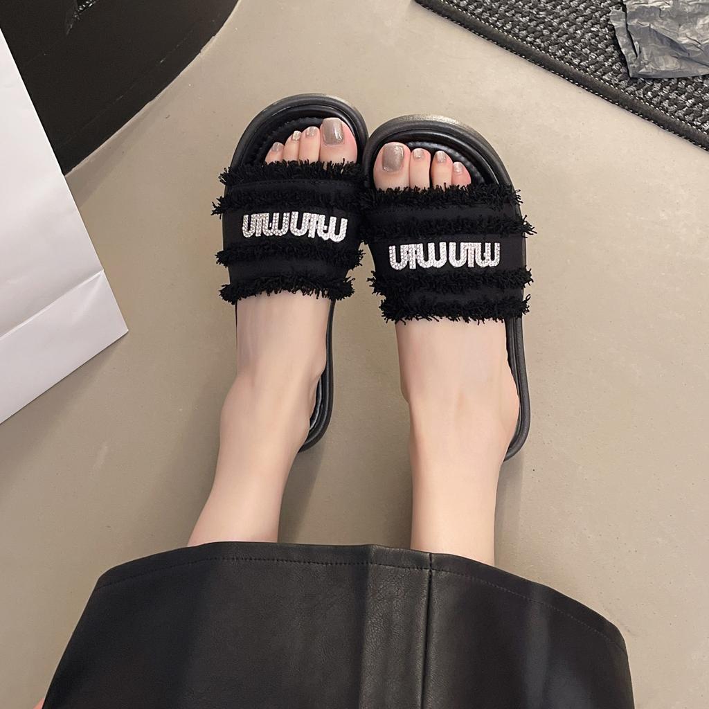 Beautiful small fragrant wind thick bottom cool slippers women's summer wear 2025 new models with skirts fashion Internet celebrity beach one-wo