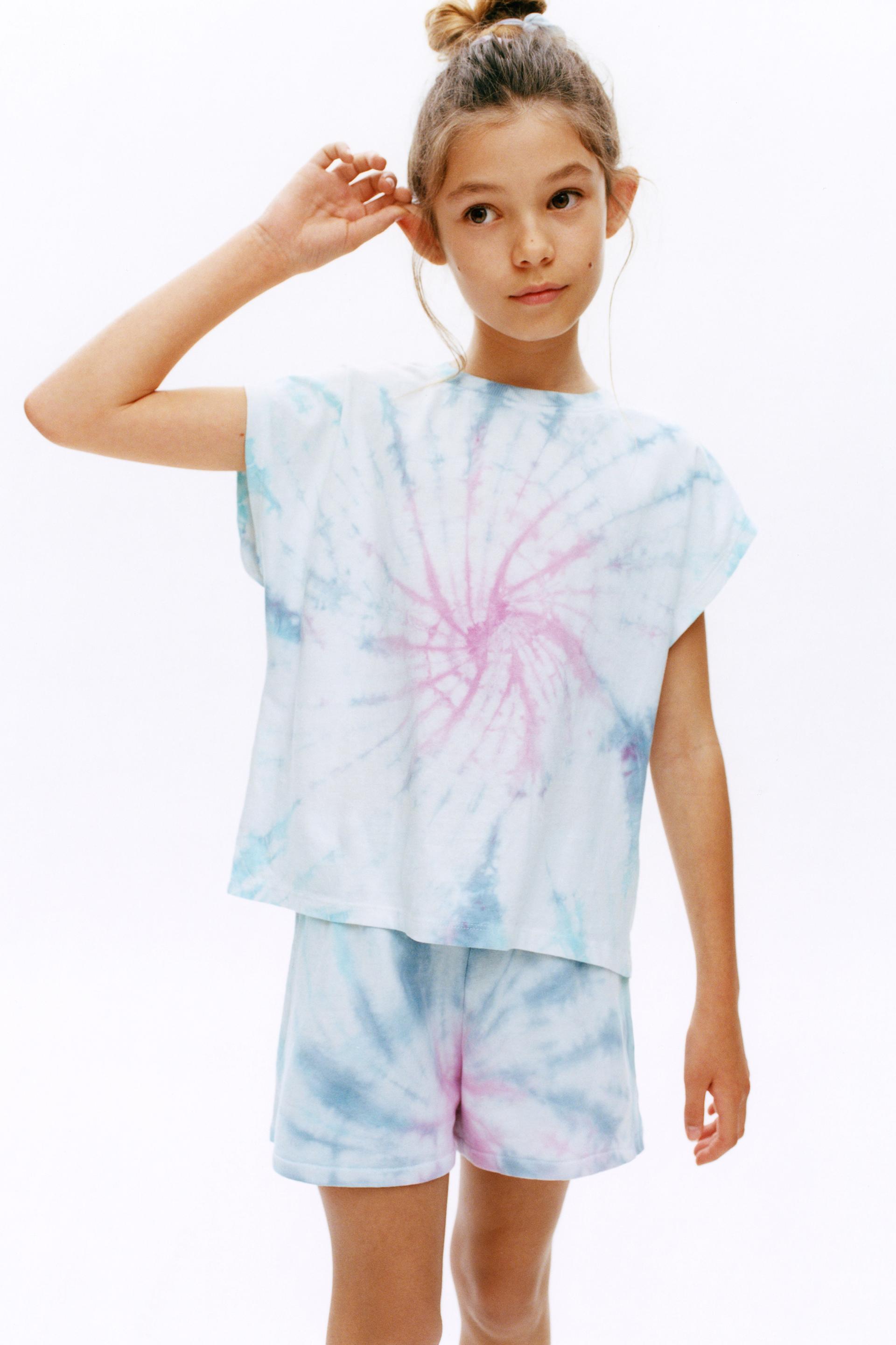 

КОМПЛЕКТ ФУТБОЛКИ TIE-DYE И ШОРТ БЕРМУДА