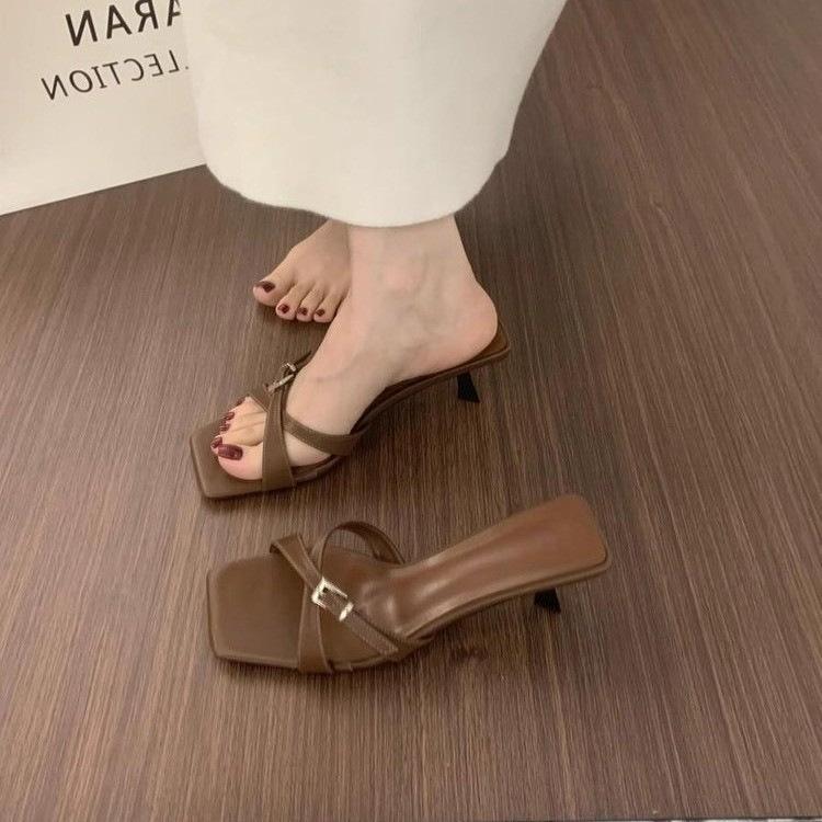 

In the summer of 2025, the new European and American fashion cool slippers French simple temperament square head open-toed low-heeled sandals women 39