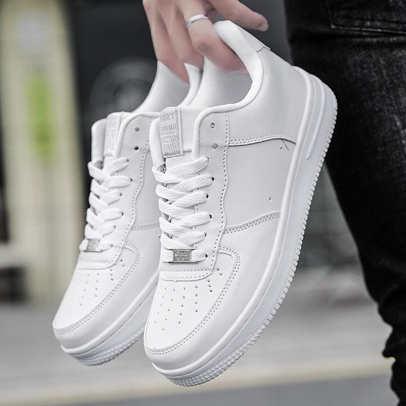 Herrenschuhe sind modisch, atmungsaktiv, leicht und bequem, klassische kleine weiße Schuhe, Frühjahrsschuhe.