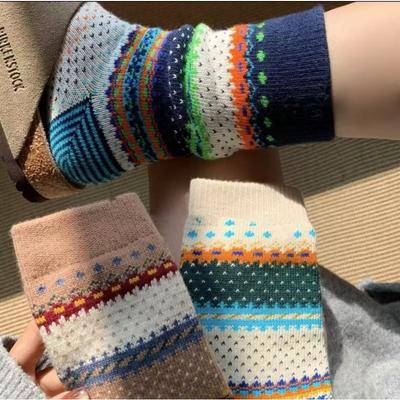 Frühlings-, Herbst- und Winter-Damen-Socken Sportlicher Ethno-Stil Frottee-Socken Bunt Super Atmungsaktiv Retro Mid-Calf Socken