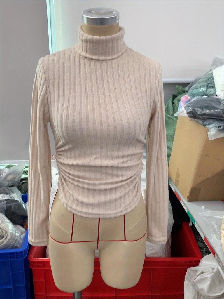 Disponibile: T-shirt a coste a maniche lunghe con scollo a V e collo alto Autunno/Inverno 2025