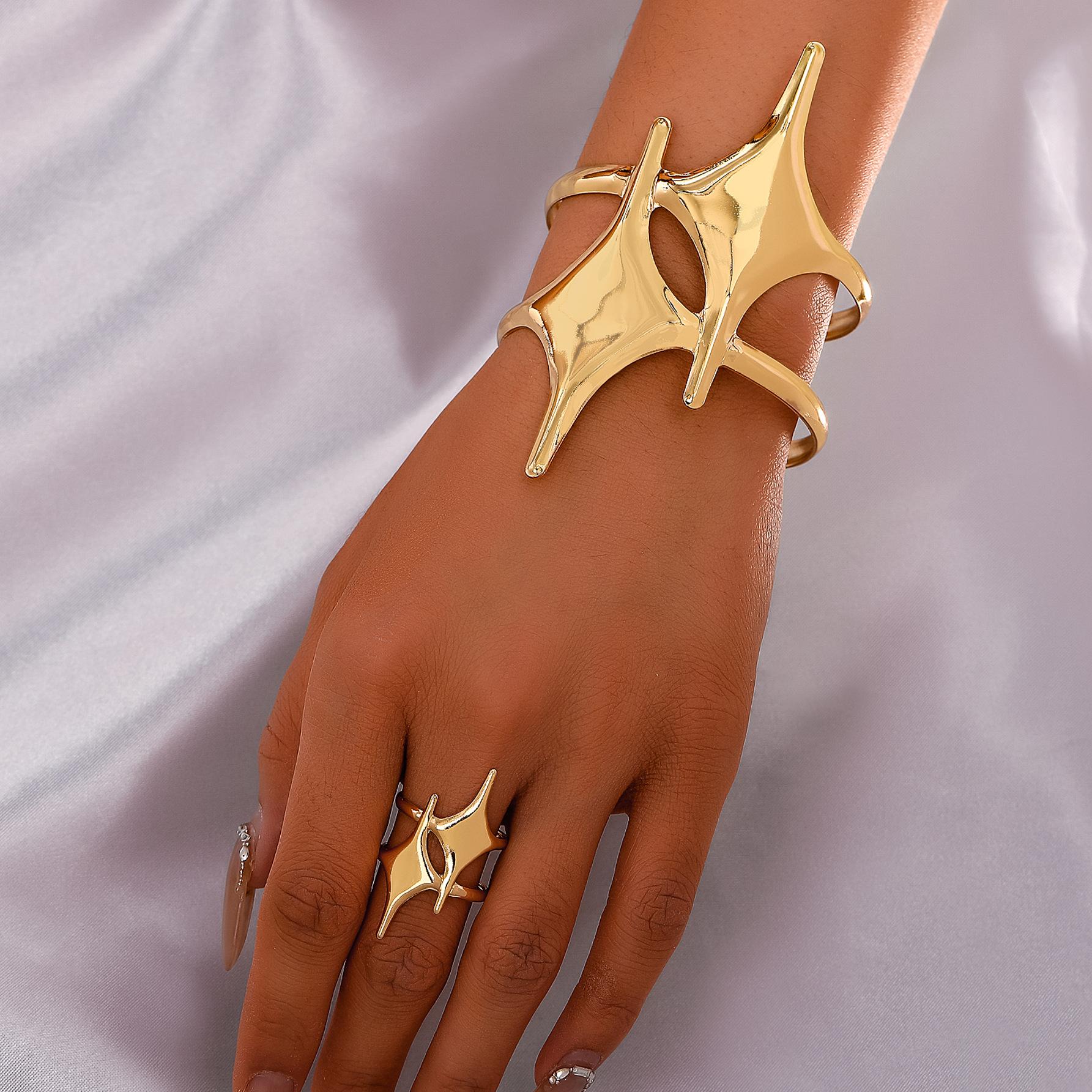 

Модные украшения для женщин золотой