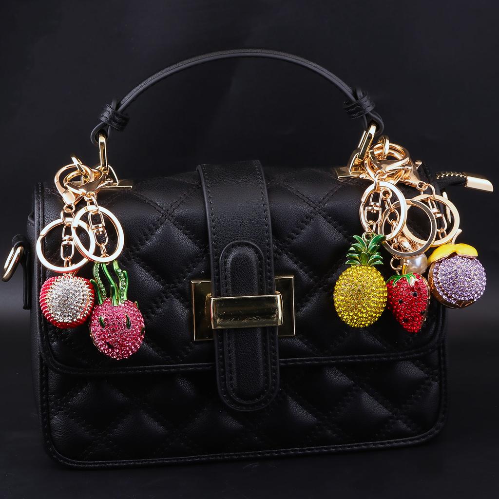 Exquisito Llavero de Fruta 3D Delicioso con Pedrería Pitahaya lichi Fresa Piña Colgantes para Llavero Joyería para Mochila de Mujer Regalo
