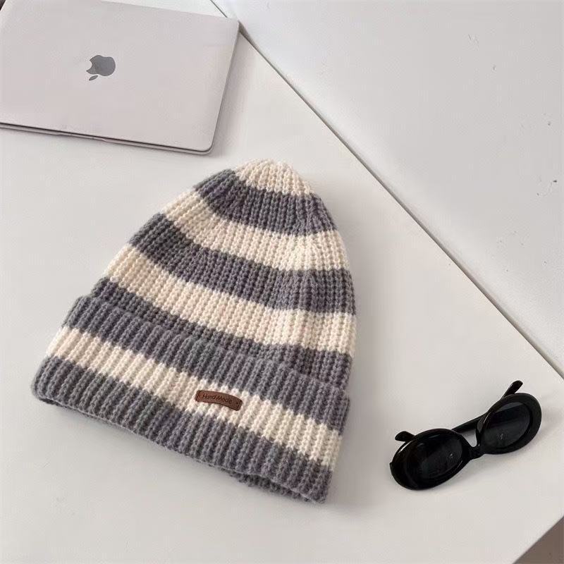 Wool hat, warm and versatile for men and women, knitted hat, ear protector ins pullover, cold hat, trendy and casual and versatile.