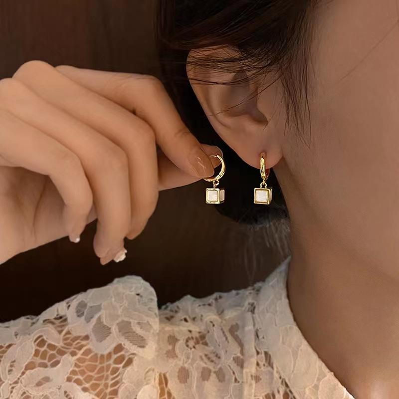 Color Enamel Earrings, High-end Niche Design, Retro Exquisite Temperament, Versatile and Simple Earrings, Stud Earrings, Women's Earrings.