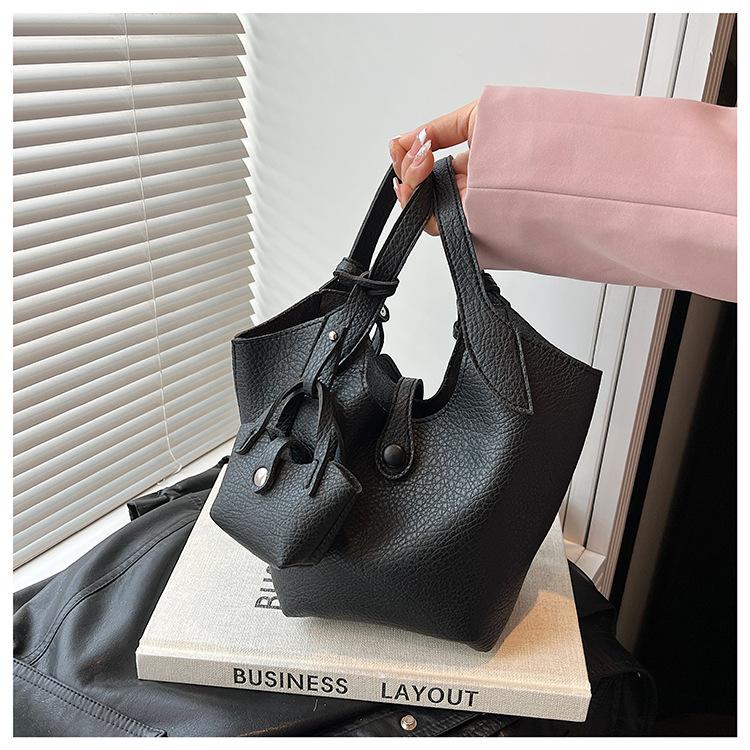 Niche Casual Bucket Bag  New Fashion Spring and Summer Mother Bag Soft Leather Temperament Shoulder Women's Bag