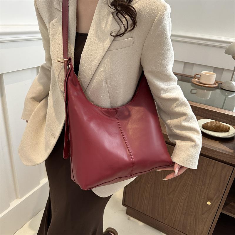 Retro commuting texture 2025 casual large capacity popular this year Korean version temperament underarm tote shoulder bag women's bag