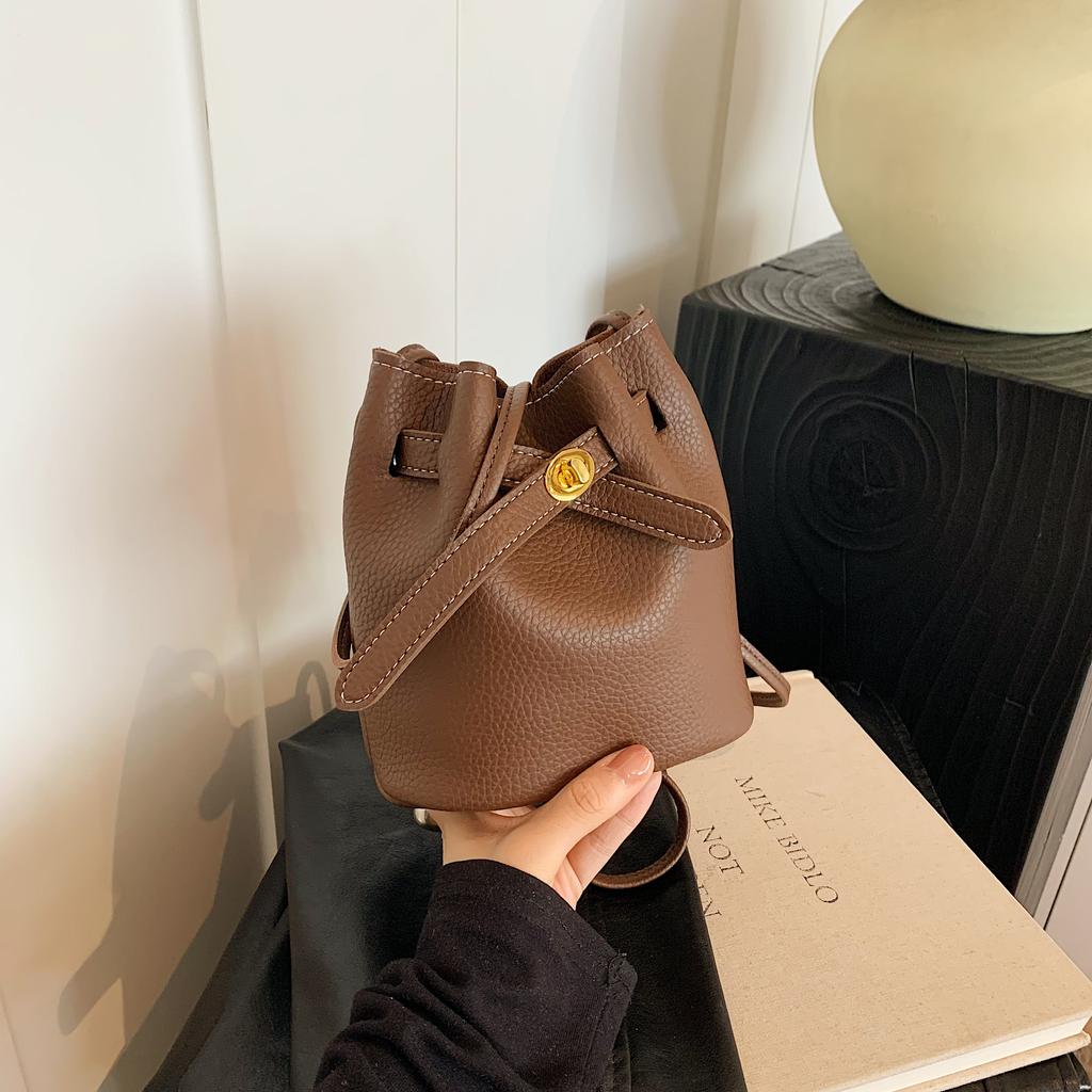 Bolso bandolera vintage de cuero PU para mujer, bolso de cubo ligero con cierre decorativo para el día a día y compras