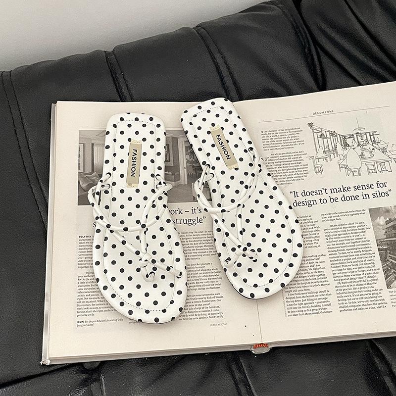 Korean Version of Niche Flip-flops Women's Outer Wear 2025 Summer New Casual Toe Soft-soled Slippers Beach Vacation Sandals