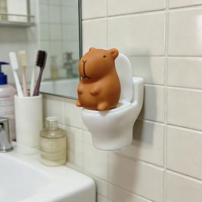 Mini Figurine Capybara de Dessin Animé Mignonne Capybara Assis sur des Toilettes Décoration Miniature pour Maison Bureau Bureau Tableau de Bord de Voiture
