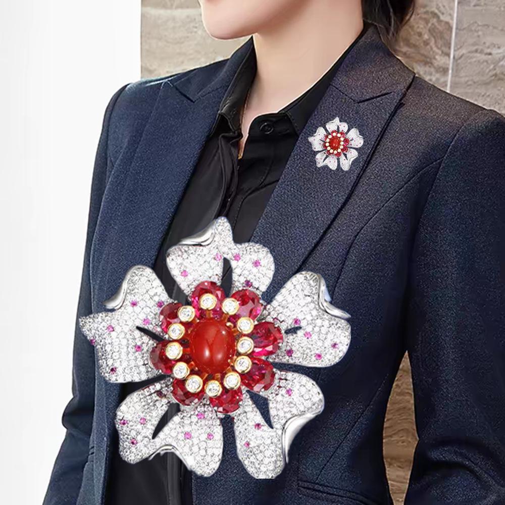 

Брошь-подвеска «Камелия» из красного корунда - Универсальный аксессуар двойного назначения