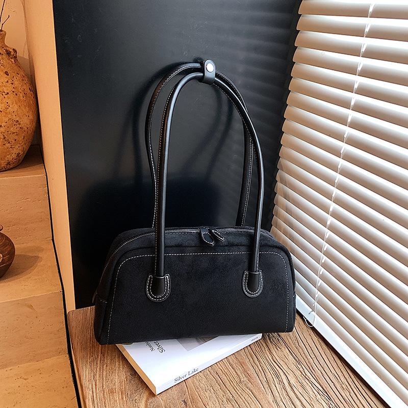 The new baguette bag is simple and high-end, underarm bag, shoulder bag, fashionable and versatile women's bag.