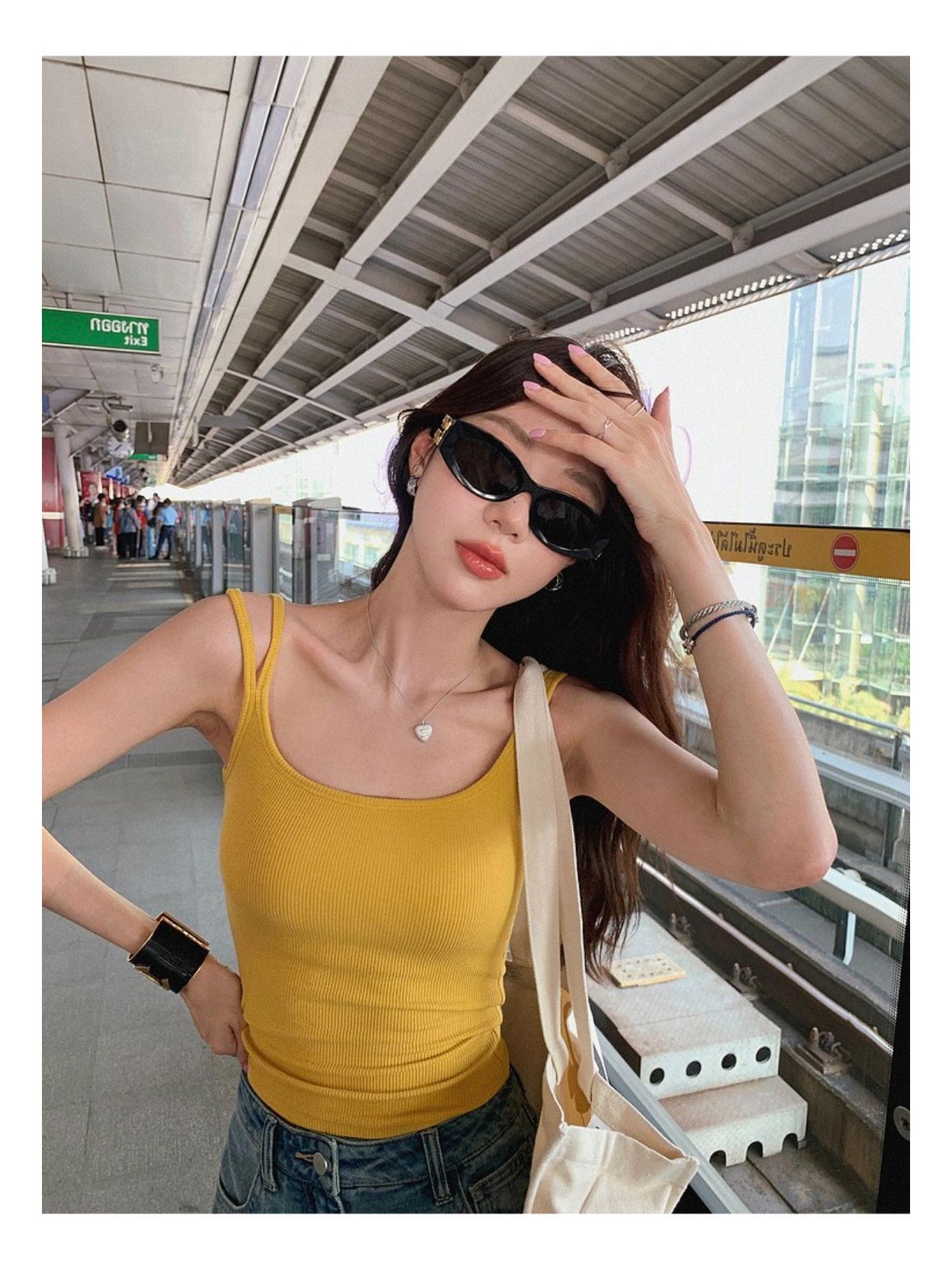 

Стильный топ с коротким рукавом на двойных бретелях и фиксированной чашкой для женщин One Size (40kg-62.5kg) имбирный/жёлтый