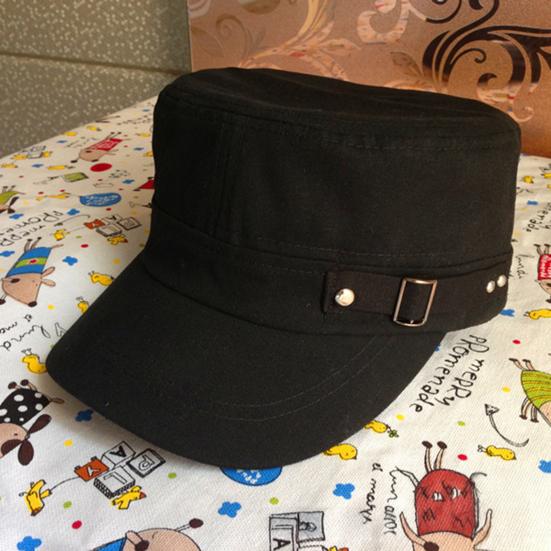 Unisex-Baseballkappe aus gewaschener Baumwolle mit flachem Oberteil, verstellbar, mit Druckknopfverschluss hinten.