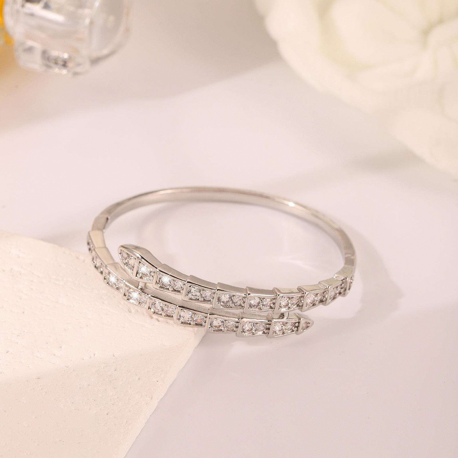 

Браслет-бенгл в виде змеи с бриллиантами: Элегантный парный модный браслет и шикарное украшение для руки. белого золота