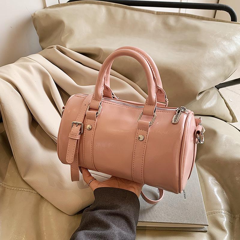 

Новая весенняя женская сумка темпераментная модная для ношения большая вместимость кожа Бостон универсальная 2025 масло воск сумка для поездок на работу