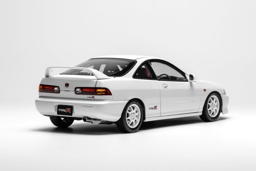 FREESTYLE MOTORHELIX Scale Honda Integra Type R Early Version Championship White Finished Model M85201 1/18 (DC2)