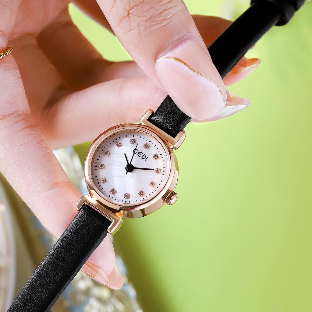 Light Luxury Small Plate With Diamonds, Fashionable And Exquisite Student Exam Explosive Belt Quartz Watch