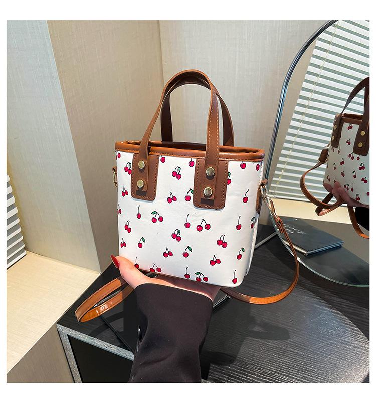 

Beautiful and fresh new cherry print fashionable large capacity cute shoulder portable small square bag коричневый