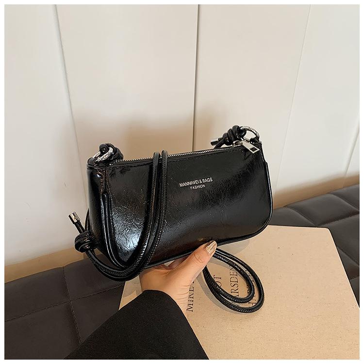 

Премиальная текстура маленькая женская сумка 2024 года новая популярная универсальная взрывная сумка-мессенджер на одно плечо подмышкой маленькая квадратная сумка чёрный