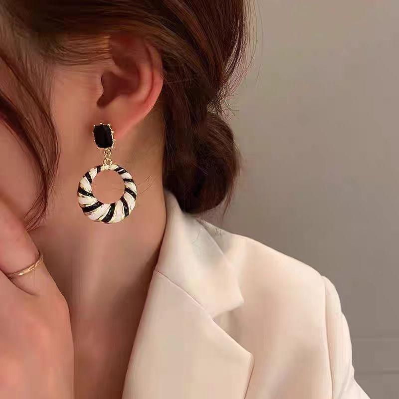 E-commerce Black and White Striped Earrings, Retro Exaggerated Circle Earrings, European and American Personalized New Versatile Ears