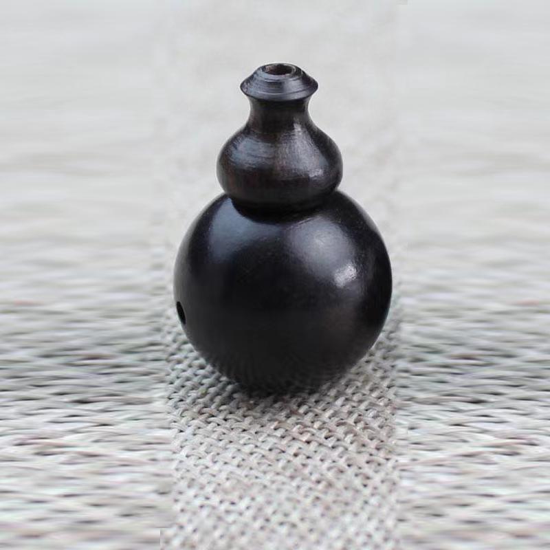 

Браслет из бусин из зеленого эбенового дерева и красного сандала с головой Будды, подвеской в виде тыквы-горлянки и аксессуарами Ваджра Бодхи.