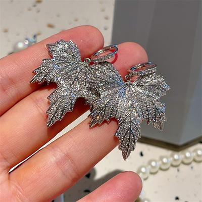 Ahornblatt-Ohrringe für Damen, übertriebene Atmosphäre und glänzender Schmuck, modisch, elegant und beliebt
