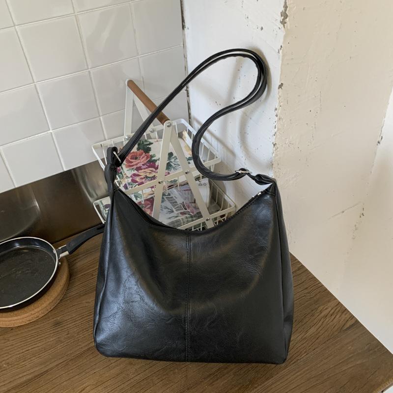 

Commuter tote bag large capacity fashion trendy shoulder bag women s new autumn retro casual messenger bag чёрный