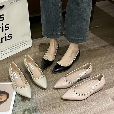 Hauteur de rivet augmente, Couleur nue pointue 2025 Cuir verni souple Chaussures multifonctionnelles pour femmes pour les déplacements