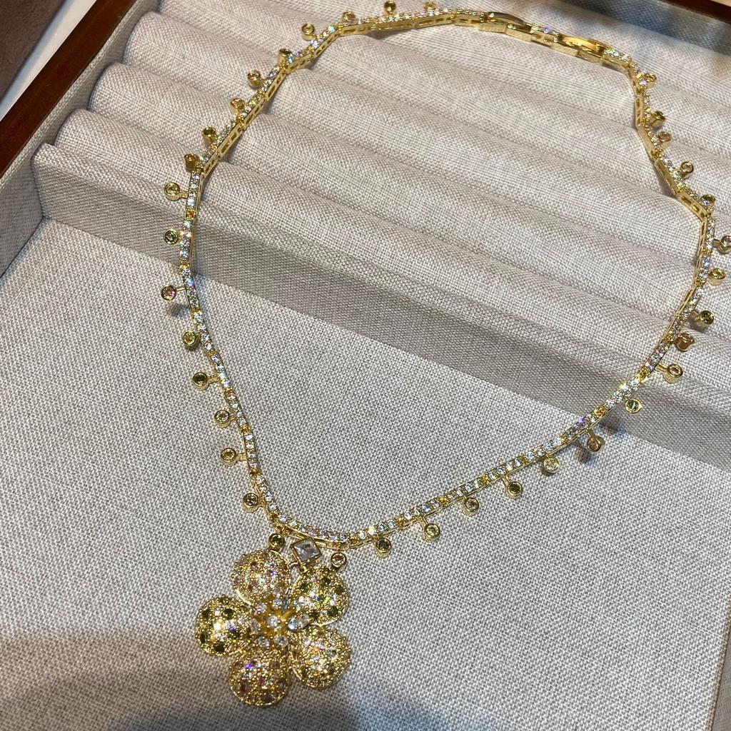 Heavy Industry Colored Treasure Flower Necklace, Gold-Plated, Exquisite High-Grade Electroplated Copper Inlaid Zircon Necklace Set.