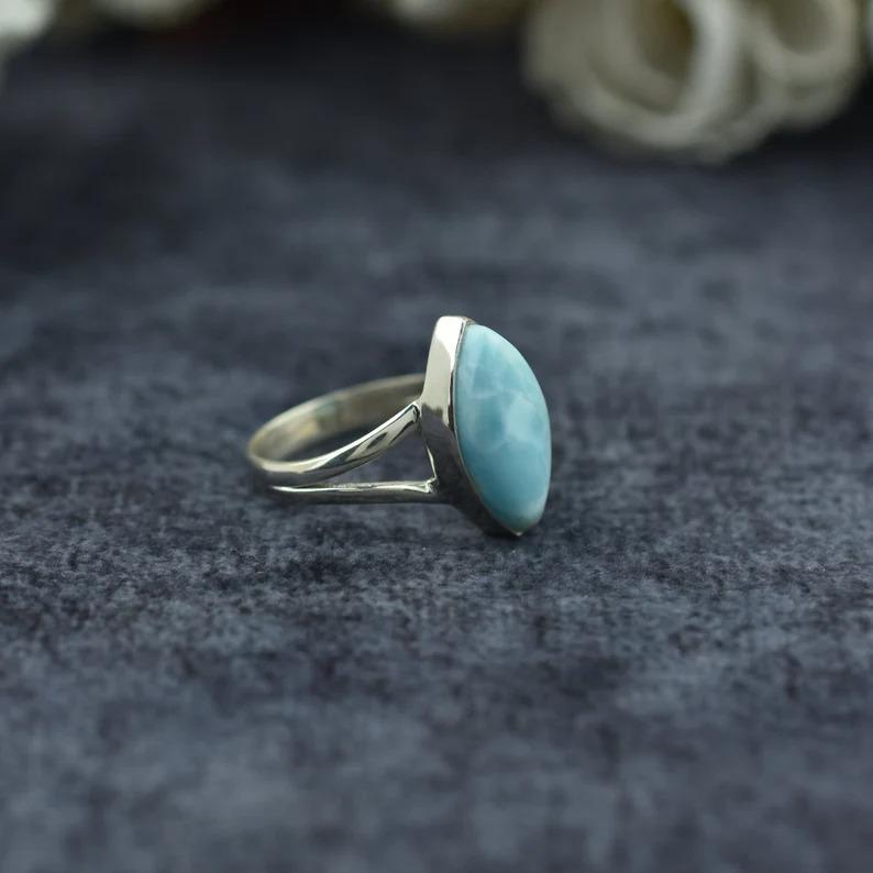 Anillo de piedra preciosa larimar natural, Anillo de plata de ley 925 maciza, Anillo de diseño, Anillo hecho a mano, Anillo para mujer, Regalo para ella