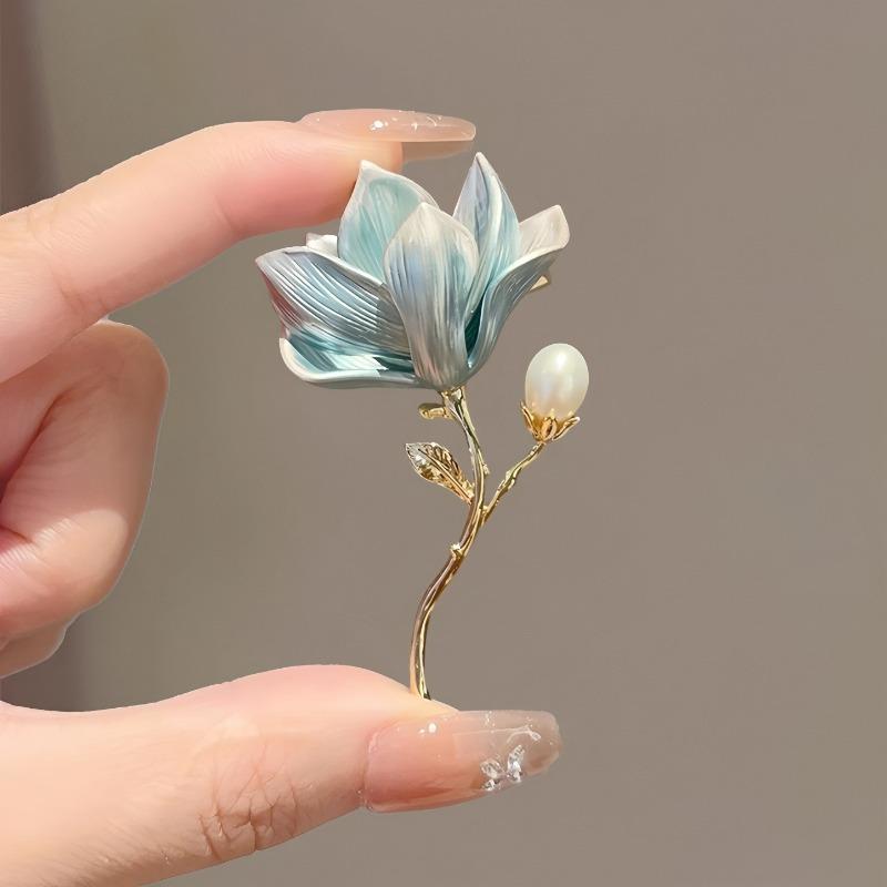 Elegante und zarte Magnolienblütenbrosche, hochwertige und modische Brosche mit einem Hauch von Raffinesse