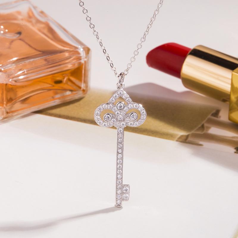Swallowtail Diamond-Set Key Necklace: 925 Sterling Silver Clavicle Chain for Autumn/Winter Fashion