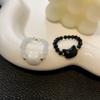 Ein Set aus zwei Ringen, schwarzes und weißes Katzenmotiv, verstellbare Größe, trendig und modisch