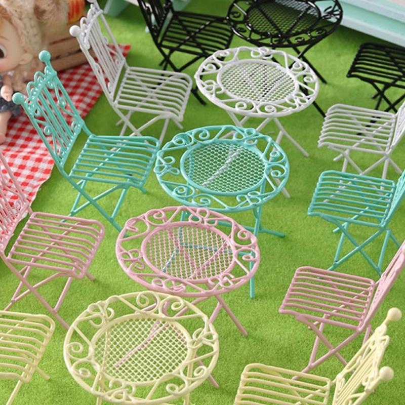 Handgefertigtes Miniatur-Möbelset aus Eisen Beistelltisch und Stühle für 1/12 Puppenhäuser Modell Garten Hofszene Ausstellungsrequisiten