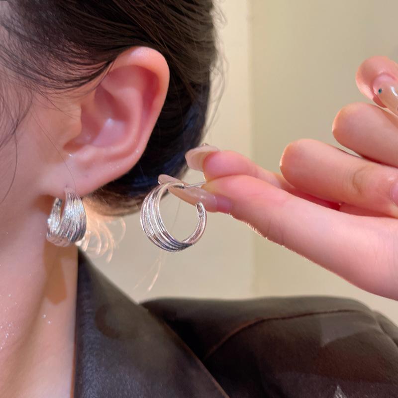 Simple and atmospheric C-type silver line stud earrings, women's cold wind earrings, unique ear accessories