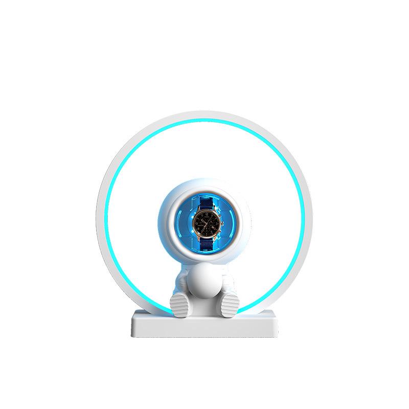 Automatický mechanický natahovač hodinek s otáčením a úložným prostorem